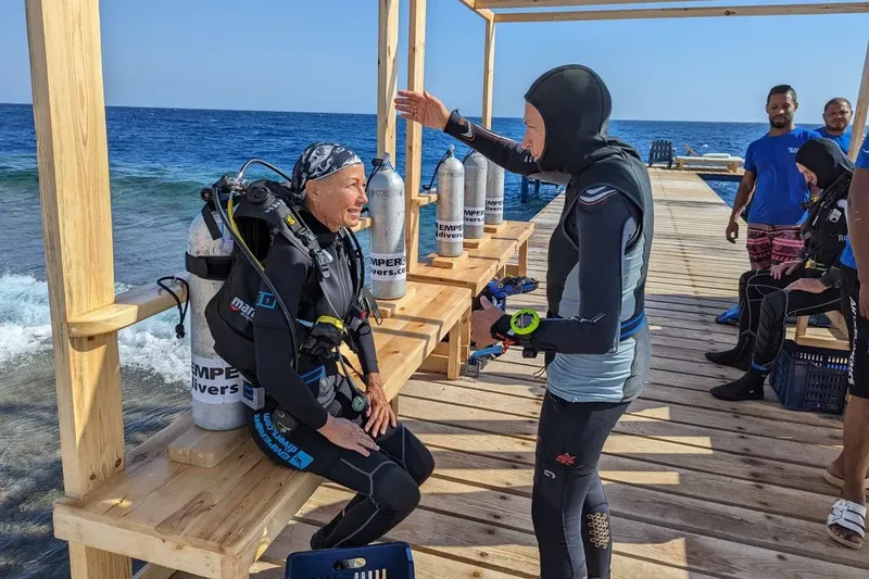 Préparation d'un plongeur avec son instructeur sur un ponton ensoleillé