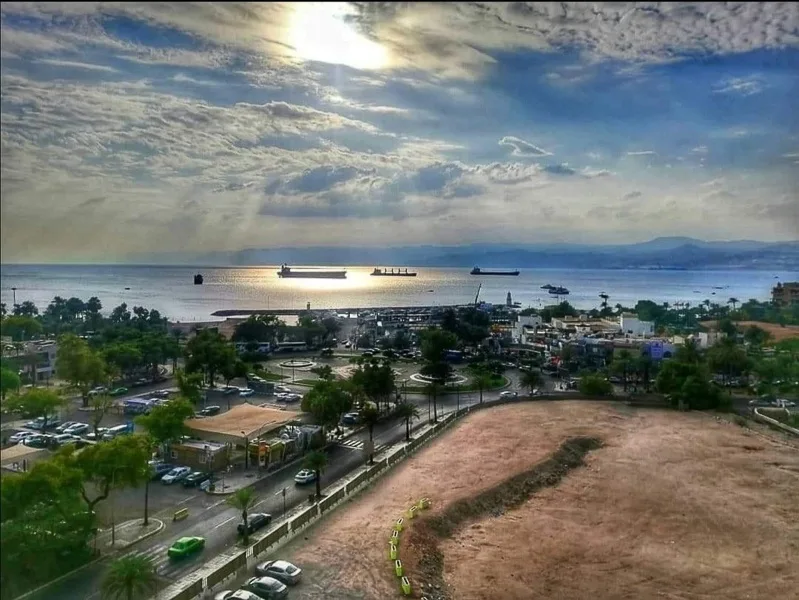 Vue panoramique d'une ville côtière avec des bateaux en mer