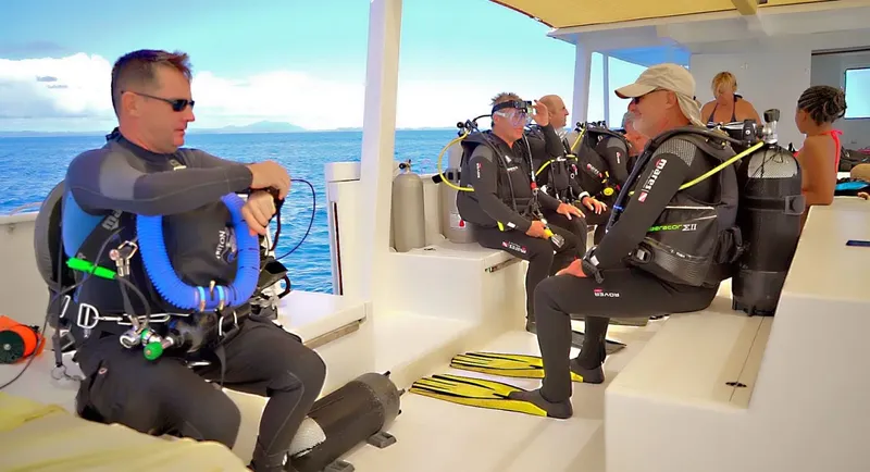 Plongeurs équipés sur un bateau en mer, préparation à l'immersion