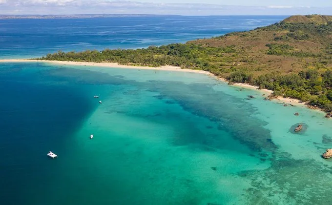 Vue aérienne d'une côte tropicale avec des bateaux en mer