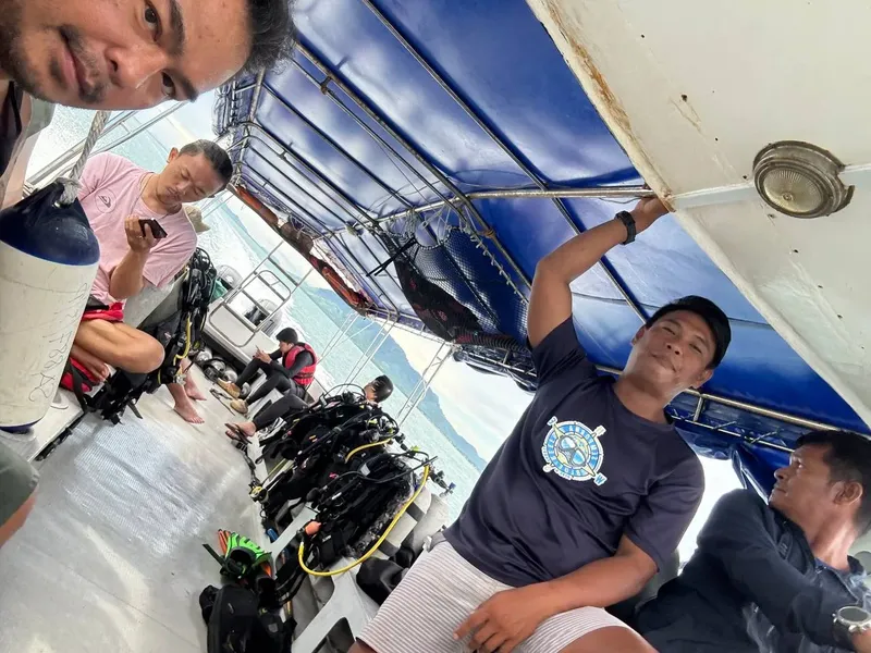 Plongeurs sur un bateau, préparatifs de plongée, équipement visible, ambiance détendue