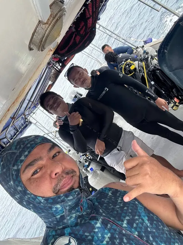 Plongeurs souriants sur un bateau de plongée en préparation