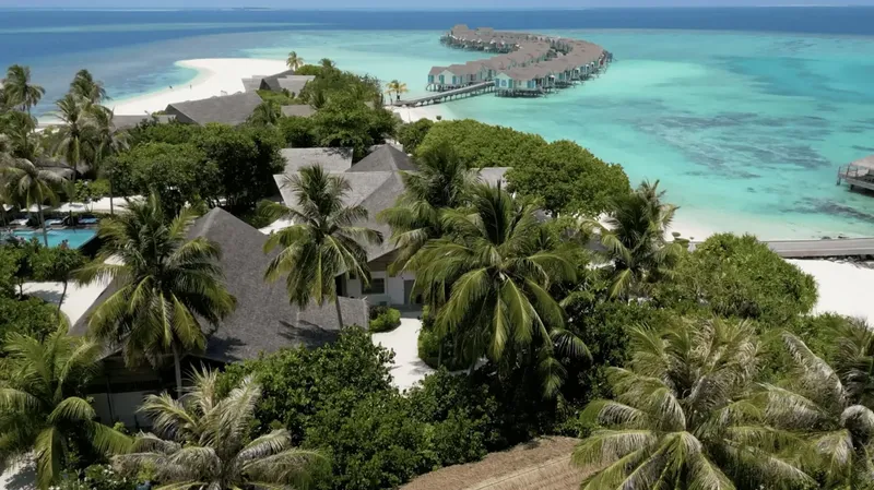 Vue aérienne d'un complexe hôtelier tropical avec plage et bungalows