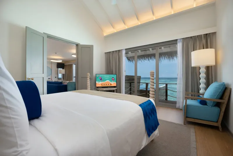 Chambre d'hôtel luxueuse avec vue sur l'océan et décoration soignée