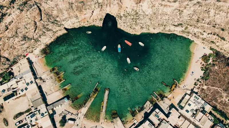 Vue aérienne d'une crique avec des bateaux et bâtiments côtiers