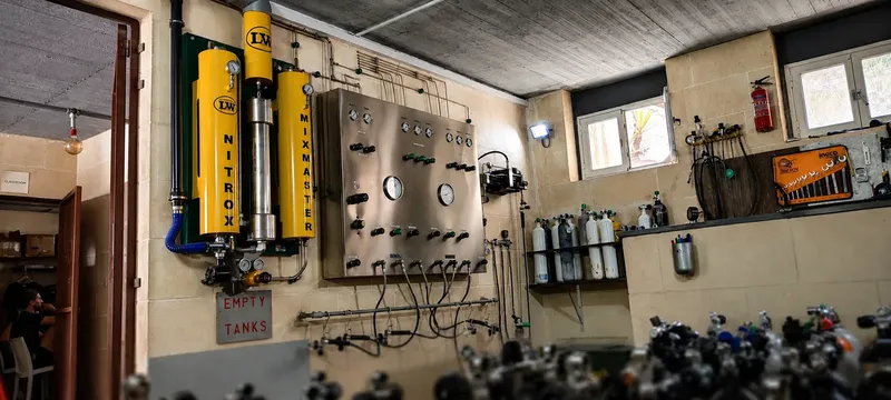 Atelier de remplissage de bouteilles avec compresseur et bouteilles de nitrox