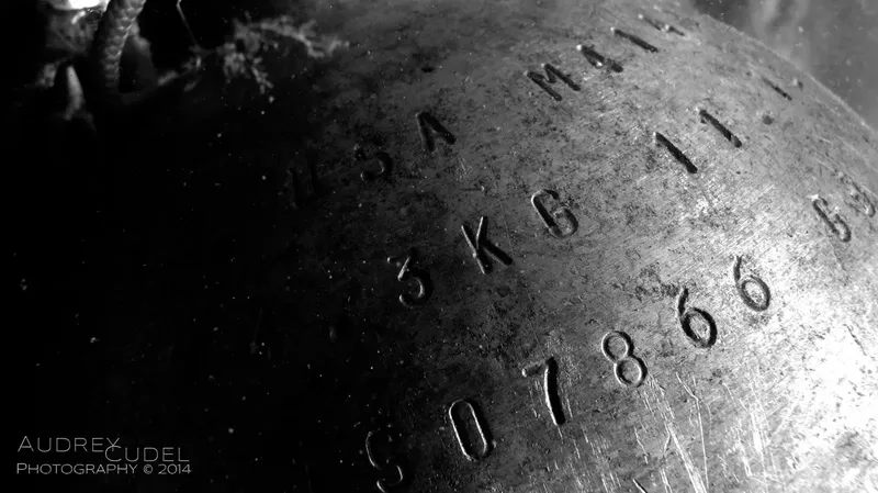 Poids de plongée en métal avec marquages et numéros gravés