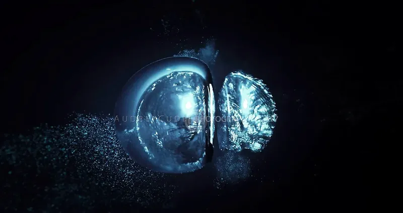 Deux bulles d'air éclatent sous l'eau, lumière et mouvement