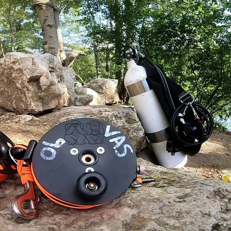 Equipement de plongée : bouteille, détendeur et bobine de plongée sur rocher