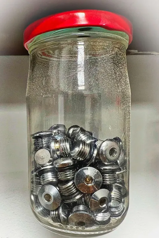 Pot en verre rempli de joints toriques métalliques pour équipement de plongée