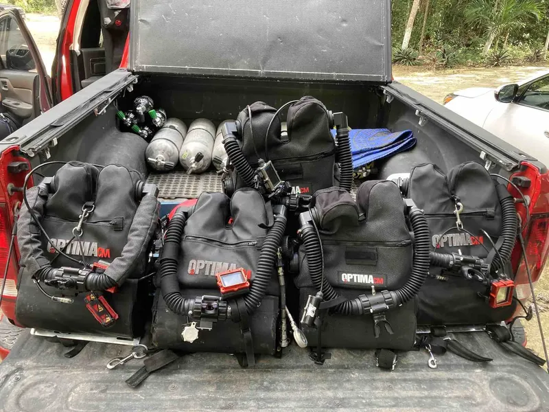 Equipement de plongée complet dans le coffre d'un pick-up rouge