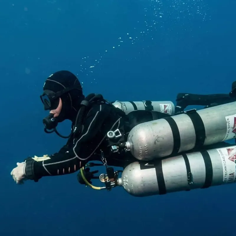 Plongeur en configuration technique avec deux bouteilles sous-marine