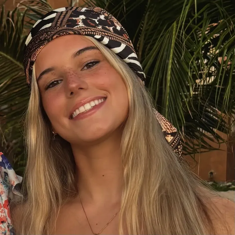Jeune femme souriante avec un foulard dans les cheveux