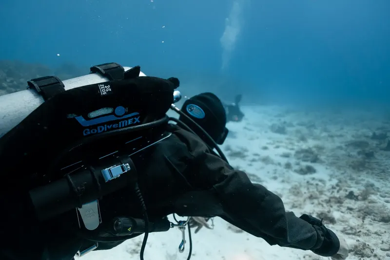 Plongeur en exploration sous-marine avec équipement complet et bulles