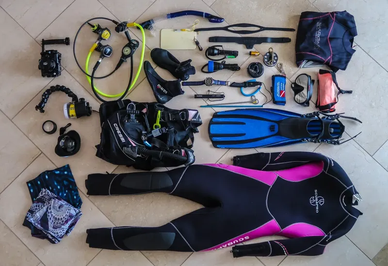 Equipement de plongée complet : combinaison, détendeur, gilet, palmes et masque
