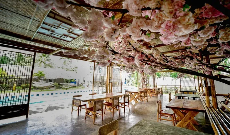 Espace détente extérieur avec tables, chaises et décorations florales