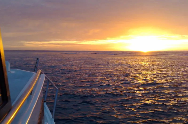 Coucher de soleil sur l'océan vu depuis un bateau de plongée