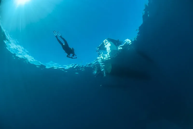 Plongeur en apnée explorant un récif corallien sous la surface
