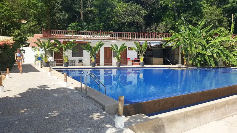 Piscine d'un centre avec une personne marchant sur le côté
