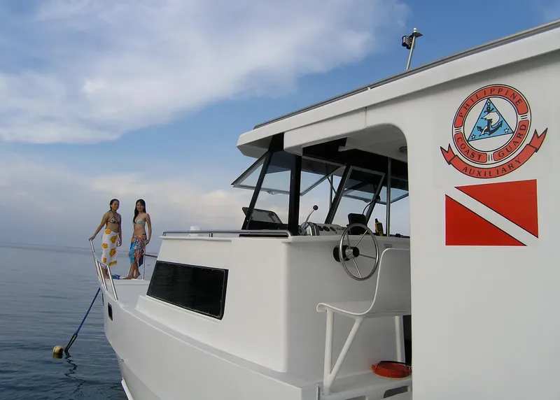 Deux femmes sur le pont d'un bateau blanc en mer
