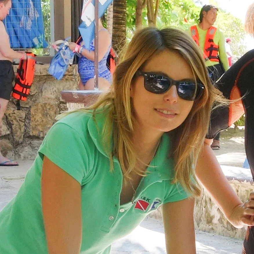 Portrait d'une jeune femme souriante portant des lunettes de soleil