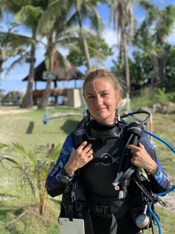 Plongeuse souriante, combinaison, détendeur, prêt à explorer les fonds marins