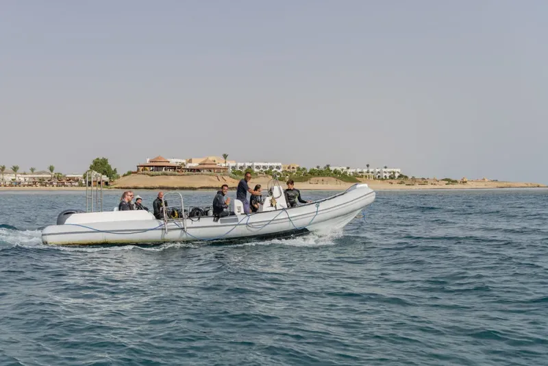 Bateau semi-rigide navigue avec des passagers en direction du site de plongée
