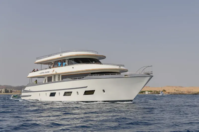 Grand bateau de croisière pour plongees avec des passagers à bord
