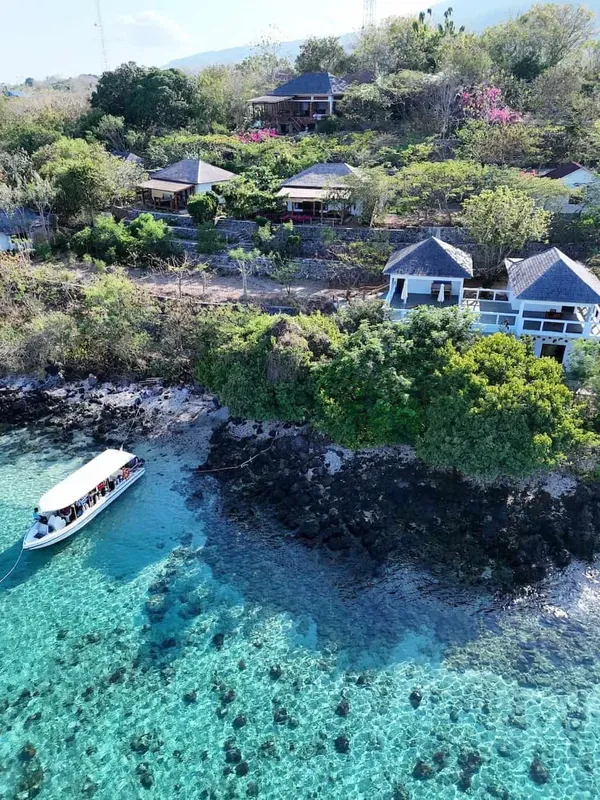 Vue aérienne d'un centre de plongée avec bateau et bâtiments