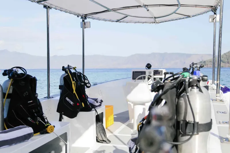 Bateau de plongée avec équipement, vue sur la mer et le ciel