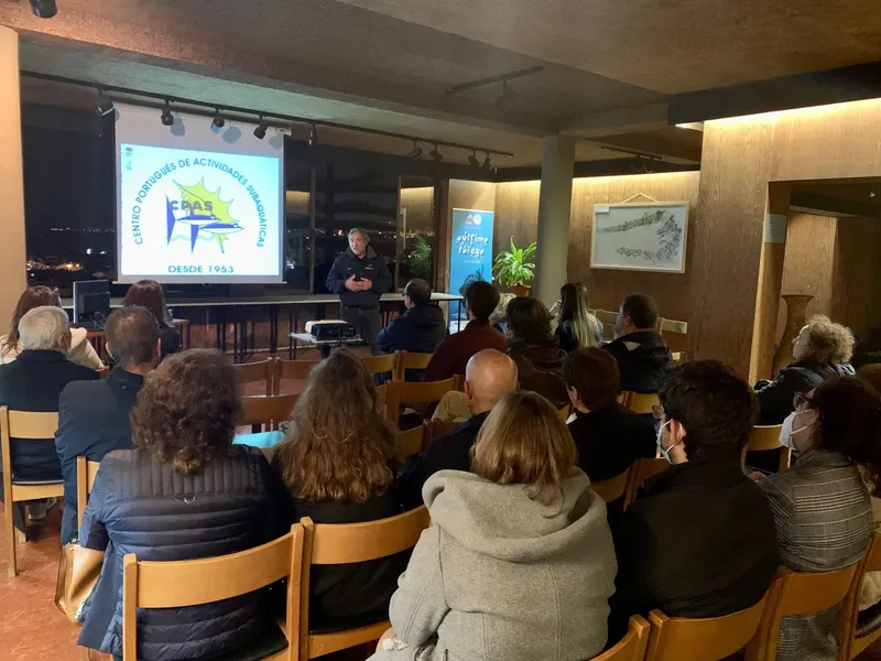 Conférence sur la plongée avec un instructeur et un public attentif