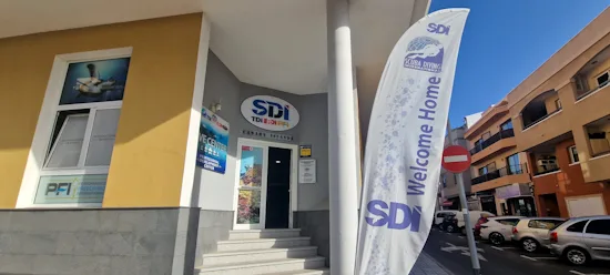 Façade d'un centre de plongée avec enseigne et drapeau publicitaire