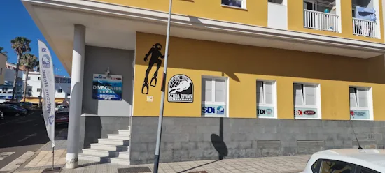 Façade d'un centre de plongée avec des illustrations et des logos