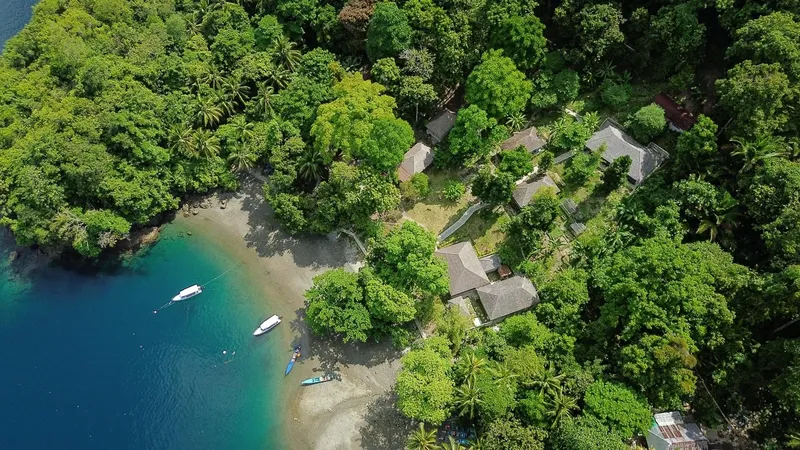 Vue aérienne d'une plage avec des bâtiments et des bateaux amarrés