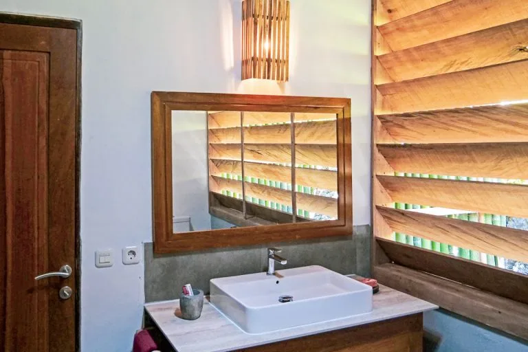 Salle de bain avec vasque, miroir et décoration en bois clair