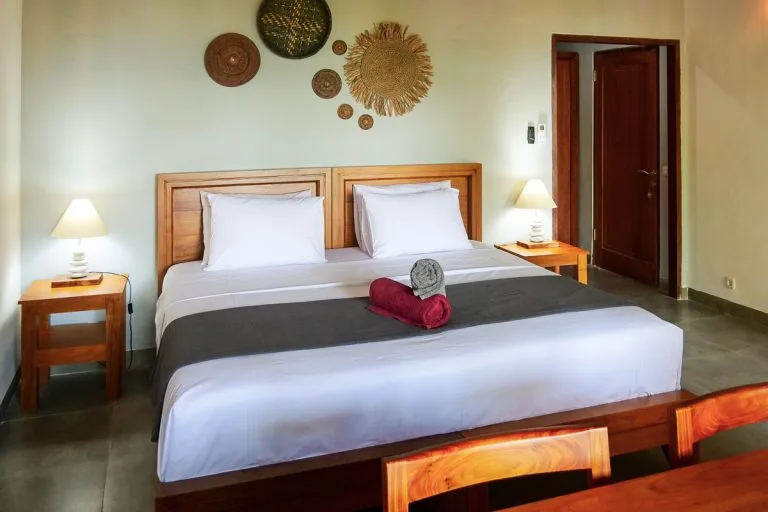 Chambre d'hôtel avec un grand lit, des lampes et des décorations murales