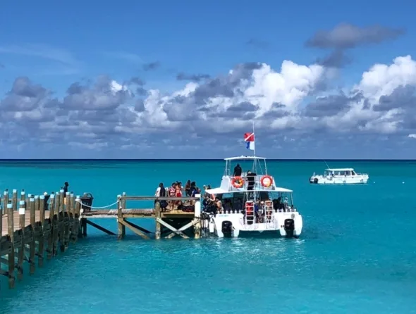 Personnes embarquent sur un bateau de plongée au large d'un ponton