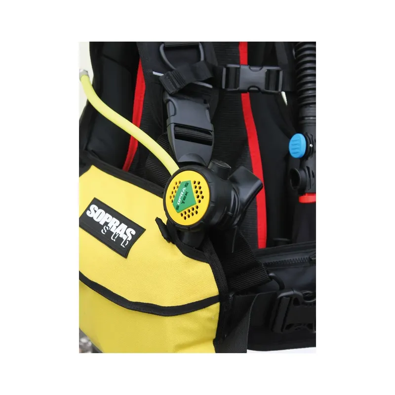 Equipement de plongée complet avec détendeur et gilet jaune