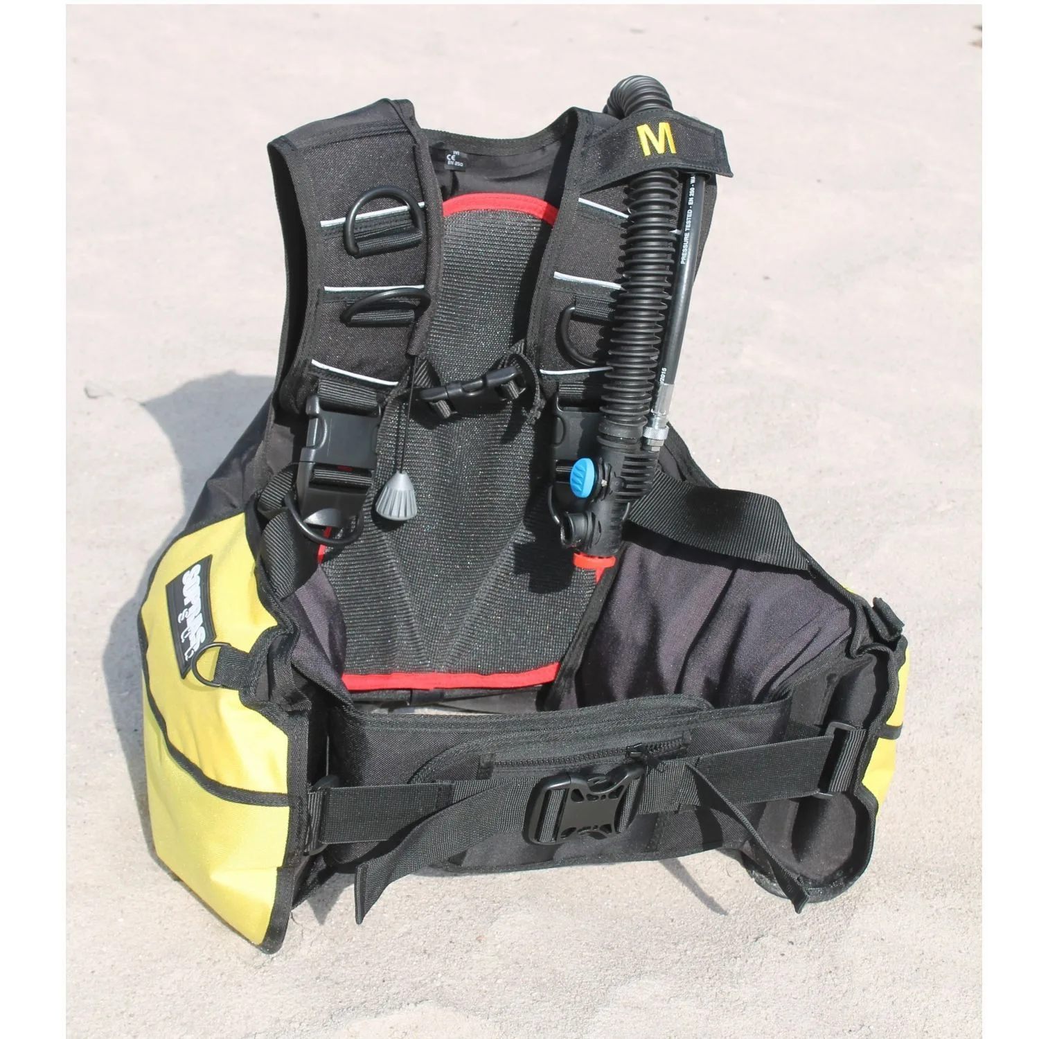 Gilet de stabilisation noir et jaune pour la plongée sous-marine