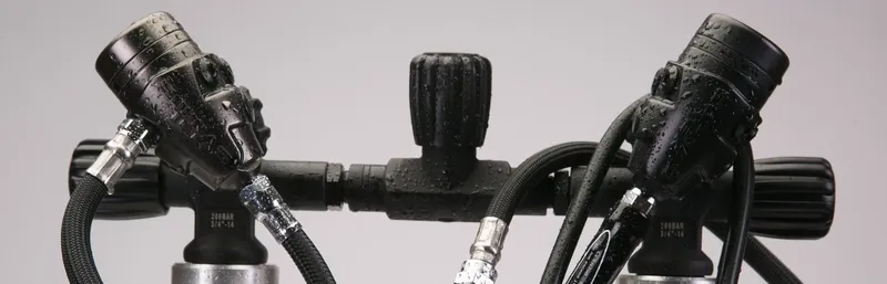 Détendeurs de plongée noirs sur une bouteille, équipement technique