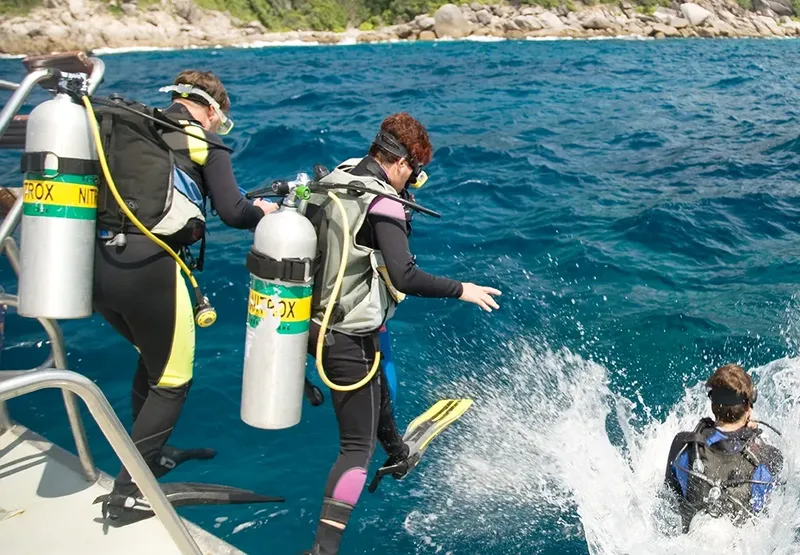 Plongeurs s'équipent sur un bateau en mer, préparation immersion