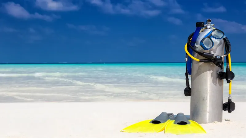 Equipement de plongée complet sur une plage de sable blanc turquoise