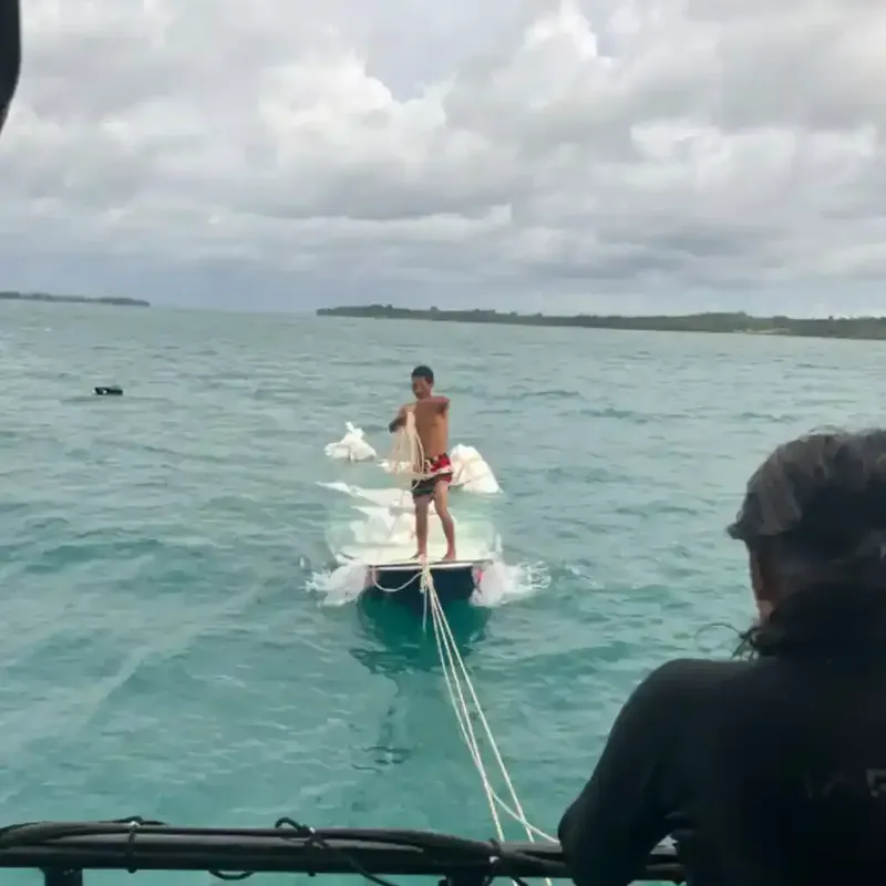 Homme debout sur une plateforme flottante au milieu de l'océan