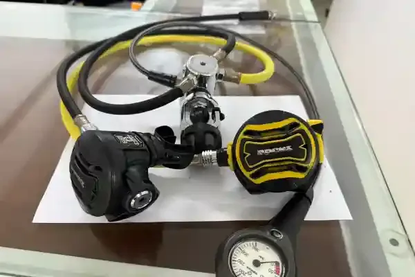 Detendeur de plongée AQUALUNG noir et jaune sur fond blanc