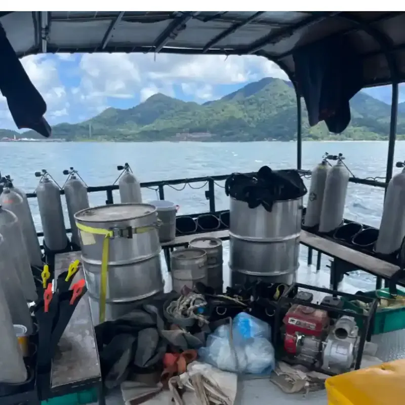 Bateau de plongée avec nombreuses bouteilles et matériel à bord mer
