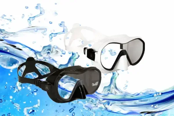 Deux masques de plongée, un noir et un blanc, dans l'eau