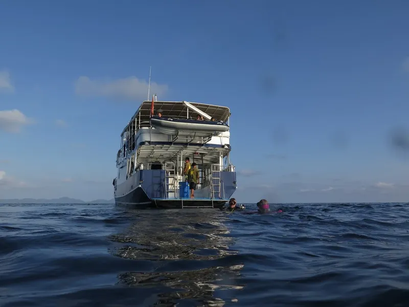 Plongeurs se préparent à sauter d'un bateau de plongée en mer