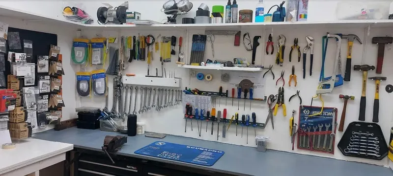 Atelier de réparation d'équipement de plongée avec outils et pièces
