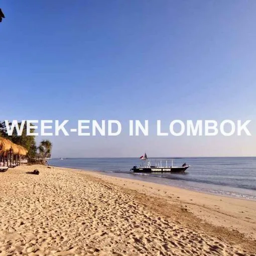 Plage de sable, mer bleue, petit bateau et texte 'Week-end in Lombok'