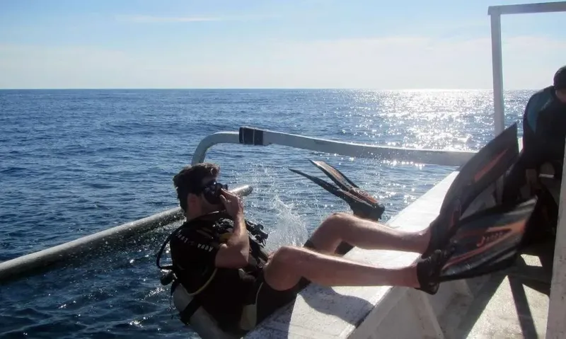 Plongeurs sur un bateau se préparent pour une immersion en mer
